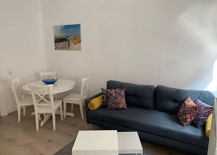 Апартаменты Schoene Altbauwohnung In Ost Ostendplatz *