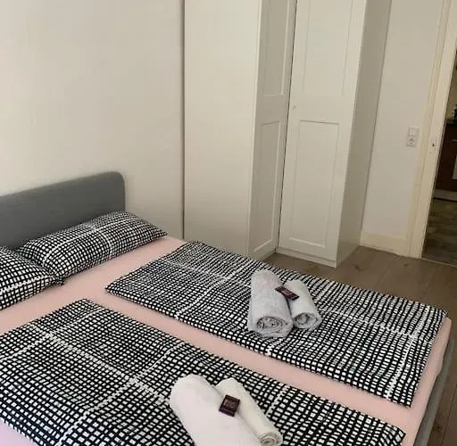 Апартаменты Schoene Altbauwohnung In Ost Ostendplatz