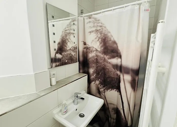 Schoene Altbauwohnung In Ost Ostendplatz Appartement *